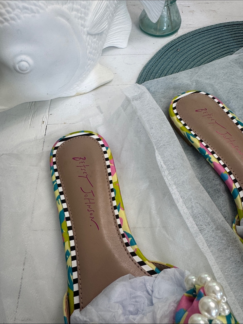 Betsey Johnson Floral Pearl Bow Slide Sandals Size 9 NWOT Palm Beach Style - Picture 2 of 6